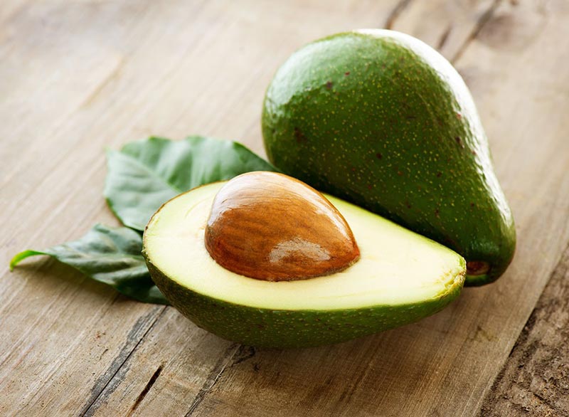 برای صاف شدن شکم چه بخوریم,رژیم غذایی شکم تخت,avocado-with-pit آووکادو