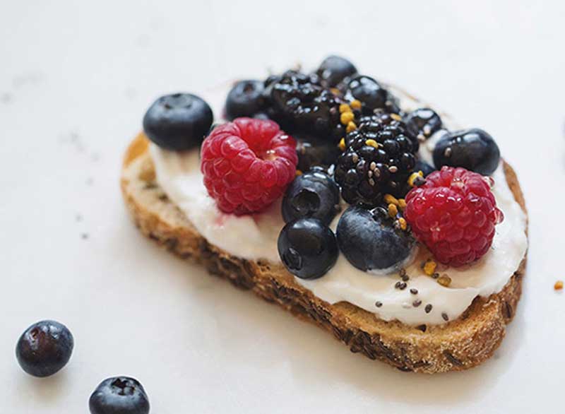 ماست برای لاغری,berry-yogurt-toast