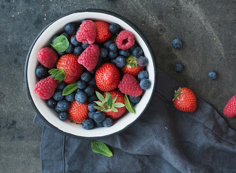 برای صاف شدن شکم چه بخوریم,رژیم غذایی شکم تخت,mixed-berries توت‌ها